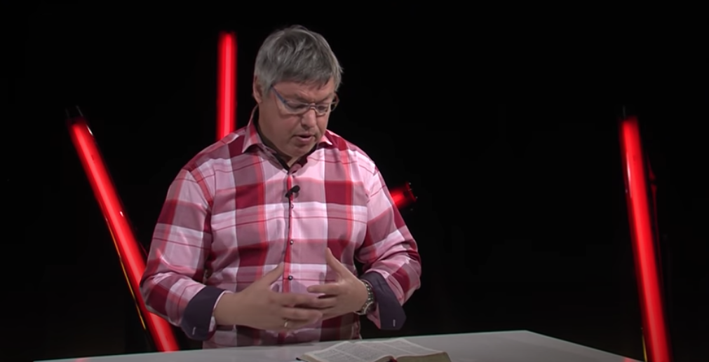 Der står skrevet 83