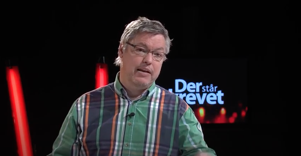 Der står skrevet 93